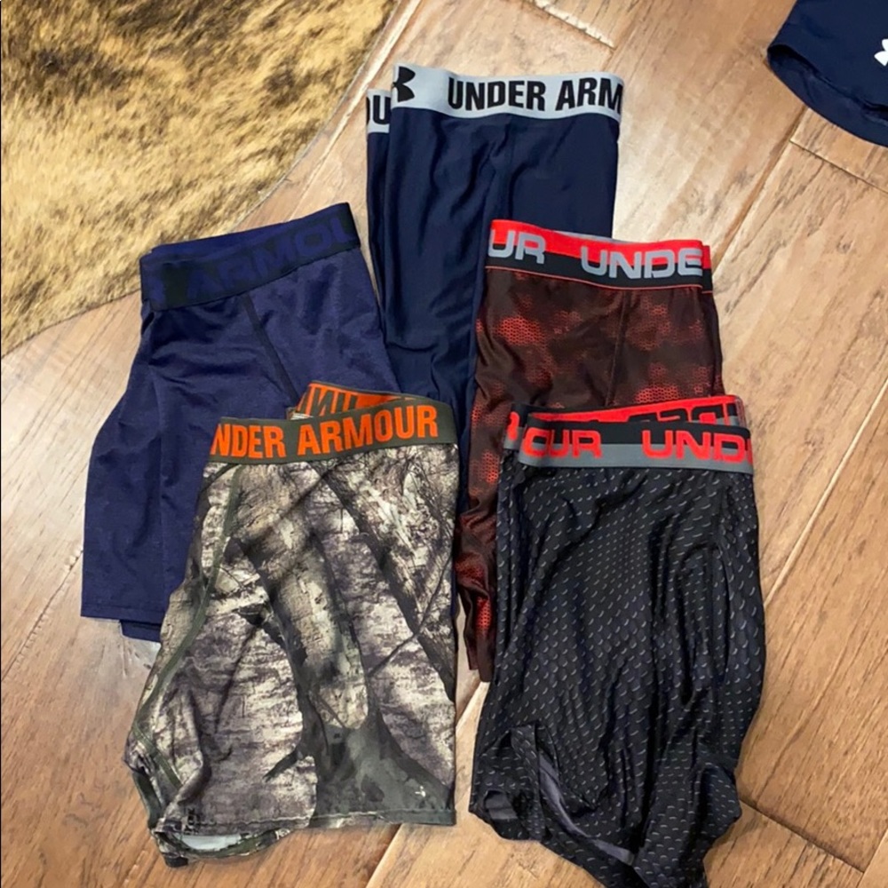 Bundle of 5 pairs of UA boxer briefs.